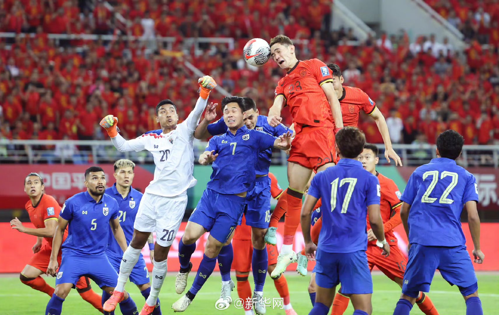 泰国队横扫日本队，安赛龙统治全场