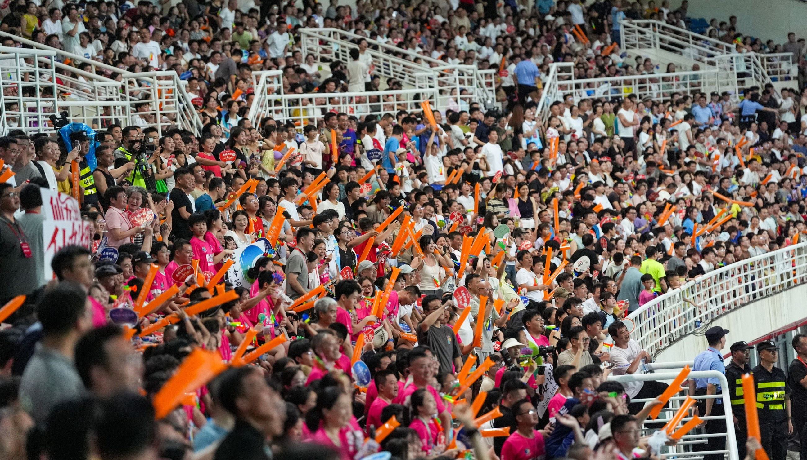 全国篮球联赛再度掀起狂潮，球迷热情高涨